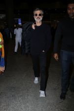 Anil Kapoor Spotted At Airport on 2nd Jan 2018 (16)_5a4c7aa9eaf73.JPG