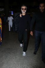 Anil Kapoor Spotted At Airport on 2nd Jan 2018 (17)_5a4c7aaacac5f.JPG