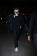 Anil Kapoor Spotted At Airport on 2nd Jan 2018 (4)_5a4c7a9d912a3.JPG