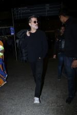 Anil Kapoor Spotted At Airport on 2nd Jan 2018 (6)_5a4c7a9f42e87.JPG