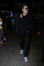 Anil Kapoor Spotted At Airport on 2nd Jan 2018 (7)_5a4c7a9fd66d1.JPG