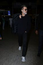 Anil Kapoor Spotted At Airport on 2nd Jan 2018 (8)_5a4c7aa07c1d3.JPG