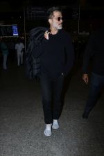 Anil Kapoor Spotted At Airport on 2nd Jan 2018 (9)_5a4c7aa2aa9b7.JPG