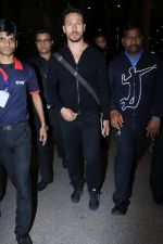 Tiger Shroff Spotted At Airport on 2nd Jan 2018 (5)_5a4c7adc70cfd.JPG