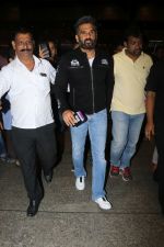 Suniel Shetty Spotted At Airport on 5th Jan 2018 (6)_5a4f17f381c18.JPG