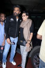 Suniel Shetty, Mana Shetty Spotted At Airport on 5th Jan 2018 (2)_5a4f18171c9a9.JPG