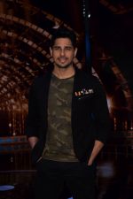 Sidharth Malhotra on the set of India_s next superstar on 6th Jan 2018 (22)_5a5321d127d6c.JPG