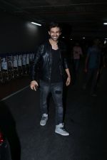 Kartik Aaryan Spotted At Airport on 16th Jan 2018 (1)_5a5ed9a710094.JPG