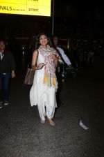 Shilpa Shetty Spotted At Airport on 17th Jan 2018 (16)_5a60382d8d0f8.JPG