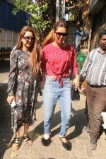 Esha Gupta with her sister spotted at Pali Village Cafe,Bandra on 1st Feb 2018 (1)_5a770cb830198.JPG