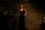 Kareena kapoor Khan showstopper For Designer Anamika Khanna At Lakme Fashion Week Finale 18 on 4th Feb 2018 (7)_5a781d50b753c.jpg