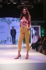 Esha Gupta at Marks & Spencer spring summer collection launch at Fourseasons mumbai on 8th Feb 2018 (18)_5a7d43b1b3b32.jpg