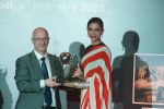 Deepika Padukone at Red Carpet Of Volare Awards 2018 on 9th Feb 2018 (35)_5a7e9998640d0.JPG