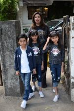Farah Khan With Her Kids Spotted At Kromkay Salon on 10th Feb 2018 (3)_5a7fedda720db.JPG