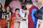 Asha Bhosle, Rekha at 5th Yash Chopra Memorial Award on 17th Feb 2018 (116)_5a894ae217754.jpg