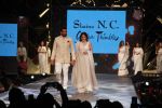 Sagarika Ghatge, Zaheer Khan at Caring With Style Abu Jani Sandeep Khosla & Shaina NC Fashion Show To Raise Funds For Cancer Patient Aid Association (61)_5a98142db45a2.jpg