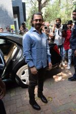 Aamir Khan at the book launch of Manjeet Hirani_s book titled _How to be Human - Life lessons by Buddy Hirani_ in Title Waves, Bandra, Mumbai on 5th March 2018 (9)_5a9e37f12e8e3.JPG