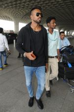 Hardik Pandya spotted in Mumbai airport on 5th March 2018 (1)_5a9e3a41db174.JPG
