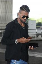 Hardik Pandya spotted in Mumbai airport on 5th March 2018 (2)_5a9e3a553fe85.JPG