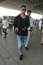 Hardik Pandya spotted in Mumbai airport on 5th March 2018 (5)_5a9e3a497ed1a.JPG