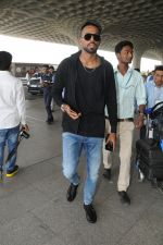 Hardik Pandya spotted in Mumbai airport on 5th March 2018 (6)_5a9e3a4c15d3d.JPG