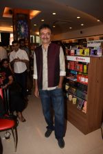 Rajkumar Hirani at the book launch of Manjeet Hirani_s book titled _How to be Human - Life lessons by Buddy Hirani_ in Title Waves, Bandra, Mumbai on 5th March 2018 (8)_5a9e37a814c7c.JPG
