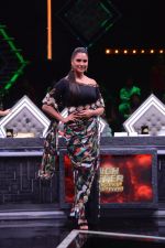Lara Dutta  On The Sets Of & tv_s Dance Show High Fever - Dance Ka Naya Tevar on 15th March 2018 (48)_5aab62ddac753.jpg