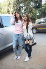 Kriti Sanon And Nupur Sanon Spotted At Juhu For Shoot Of Miss Malini Show on 23rd March 2018 (11)_5ab5f00a21705.JPG