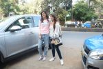 Kriti Sanon And Nupur Sanon Spotted At Juhu For Shoot Of Miss Malini Show on 23rd March 2018 (15)_5ab5f00db313c.JPG