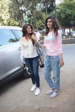 Kriti Sanon And Nupur Sanon Spotted At Juhu For Shoot Of Miss Malini Show on 23rd March 2018 (5)_5ab5f004ba751.JPG
