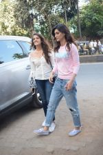 Kriti Sanon And Nupur Sanon Spotted At Juhu For Shoot Of Miss Malini Show on 23rd March 2018 (6)_5ab5ef40d8f04.JPG