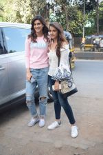 Kriti Sanon And Nupur Sanon Spotted At Juhu For Shoot Of Miss Malini Show on 23rd March 2018 (7)_5ab5f0067fd27.JPG
