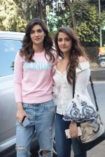 Kriti Sanon And Nupur Sanon Spotted At Juhu For Shoot Of Miss Malini Show on 23rd March 2018 (8)_5ab5ef42c916d.JPG