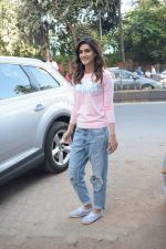 Kriti Sanon spotted At Juhu For Shoot Of Miss Malini Show on 23rd March 2018 (34)_5ab5f014d3881.JPG