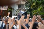 Amitabh Bachchan meets his fans at his Jalsa residence on 25th March 2018 (6)_5abb39c93831b.JPG
