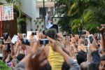 Amitabh Bachchan meets his fans at his Jalsa residence on 25th March 2018 (7)_5abb39cc9a074.JPG