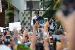 Amitabh Bachchan meets his fans at his Jalsa residence on 25th March 2018 (8)_5abb39cf985e9.JPG