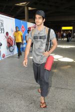Ishaan Khatter Spotted At Airport on 27th March 2018 (23)_5abb5509803df.JPG