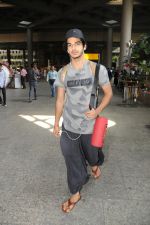 Ishaan Khatter Spotted At Airport on 27th March 2018 (27)_5abb5511bbe24.JPG