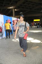 Ishaan Khatter Spotted At Airport on 27th March 2018 (28)_5abb5513aeb45.JPG