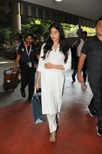 Janhvi Kapoor Spotted At Airport on 27th March 2018 (26)_5abb55316df9c.JPG