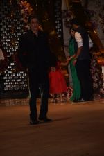 Shah Rukh Khan at  the engagement party of Akash Ambani & Shloka Mehta in Ambani Residence on 26th March 2018  (26)_5abb4d5f9946f.JPG