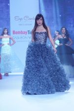 Benafsha Soonawalla Showstopper For Designer Sheshank and Pinky At Bombay Times Fashion Week on 1st April 2018 (10)_5ac2459b498e3.JPG