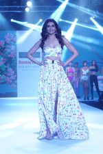 Karishma Tanna Showstopper For Designer Aakriti At Bombay Times Fashion Week on 1st April 2018 (4)_5ac245b4255ae.JPG