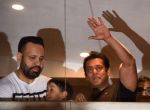 Salman Khan waves out to his fans post his return after getting bail in the poaching case on 7th April 2018 (20)_5ac9acf74a0d9.jpg