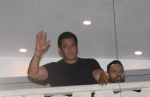 Salman Khan waves out to his fans post his return after getting bail in the poaching case on 7th April 2018 (5)_5ac9ace33752e.jpg