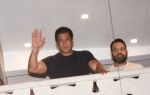 Salman Khan waves out to his fans post his return after getting bail in the poaching case on 7th April 2018 (6)_5ac9ace465aa3.jpg