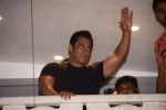 Salman Khan waves out to his fans post his return after getting bail in the poaching case on 7th April 2018 (8)_5ac9ace71e043.jpg