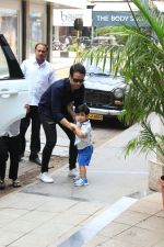 Tusshar Kapoor with son Lakshya spotted at bandra on 7th April 2018 (3)_5ac9ac8ef420b.JPG