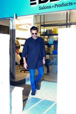 Anil Kapoor Spotted At BBLUNT Salon In Bandra on 8th April 2018 (1)_5acb09a6b4941.jpg